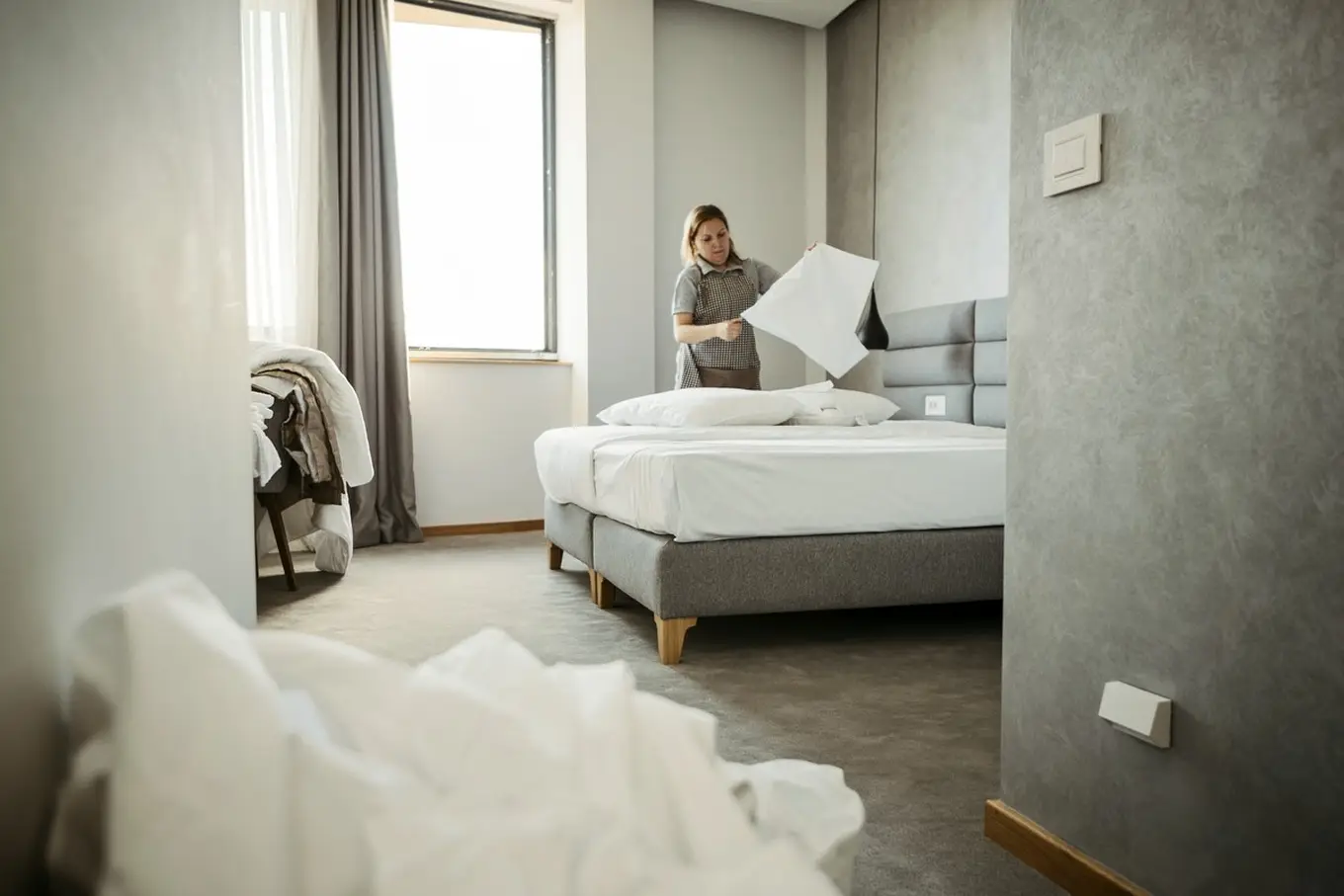 zmiana pościeli w pokoju hotelowym